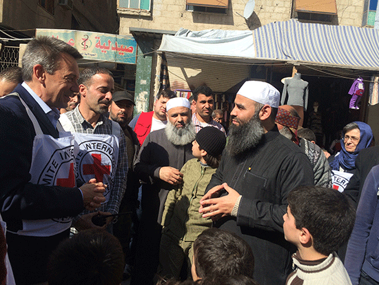 In Babila, einem Vorort der Hauptstadt Damaskus, unterhält sich der IKRK-Chef mit Einheimischen. Alle sind vom Krieg müde.